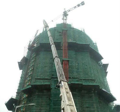 金东吊车在工地上作业